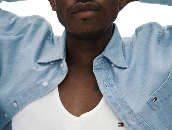 TOMMY HILFIGER ÎI ADUCE ÎMPREUNĂ PE DAMSON IDRIS ȘI ABBY CHAMPION PENTRU CAMPANIA DENIM PRIMĂVARA 2025