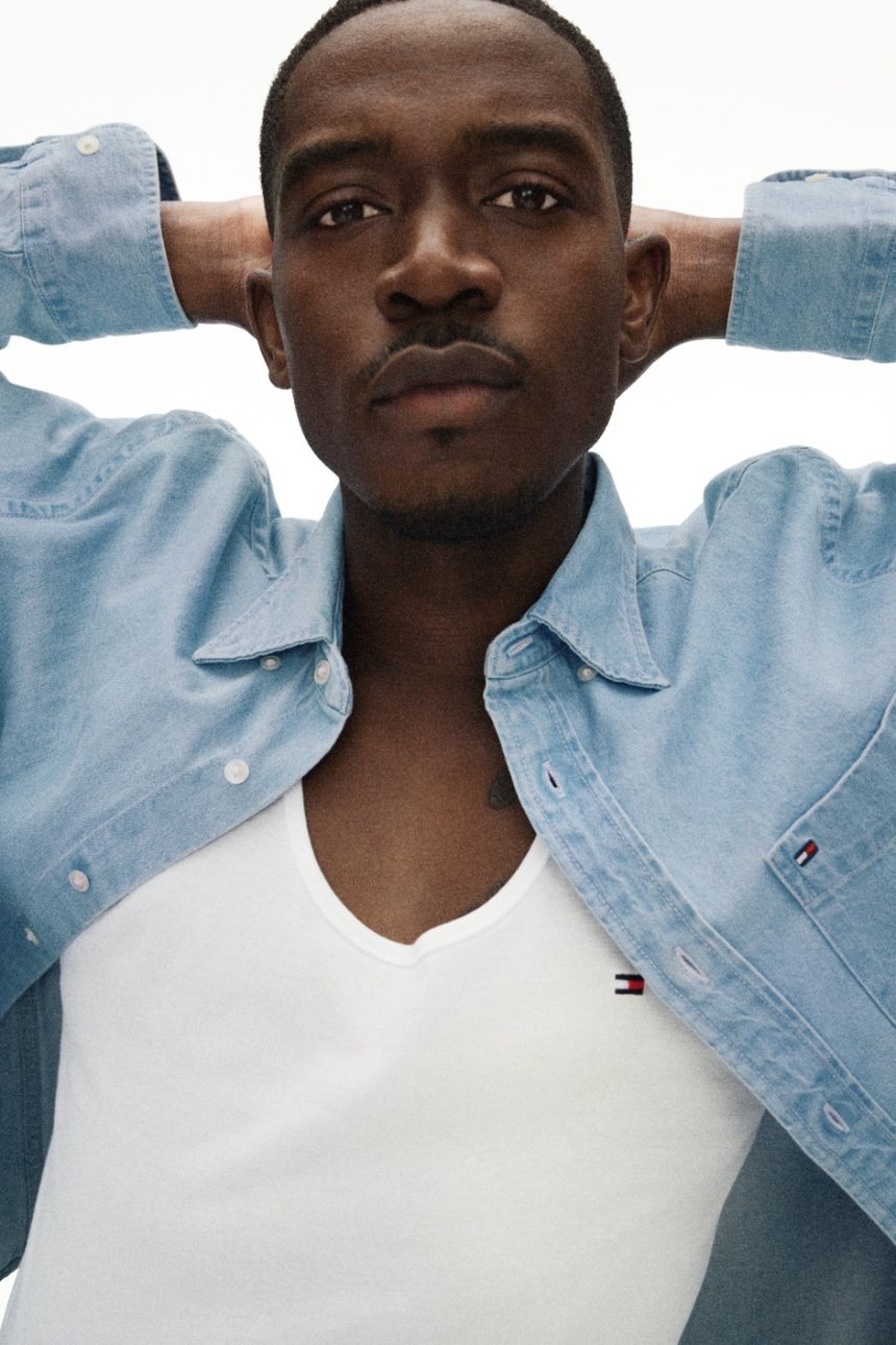 TOMMY HILFIGER ÎI ADUCE ÎMPREUNĂ PE DAMSON IDRIS ȘI ABBY CHAMPION PENTRU CAMPANIA DENIM PRIMĂVARA 2025