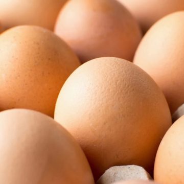 Carrefour elimină din magazine ouăle cu codul 3, de la găini crescute în baterii (cuşti) îmbunătăţite