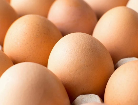 Carrefour elimină din magazine ouăle cu codul 3, de la găini crescute în baterii (cuşti) îmbunătăţite