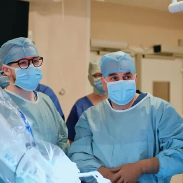 MedLife își consolidează poziția pe segmentul de chirurgie robotică prin introducerea robotului Rosa, specializat în ortopedie