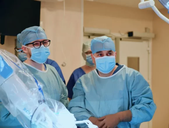 MedLife își consolidează poziția pe segmentul de chirurgie robotică prin introducerea robotului Rosa, specializat în ortopedie