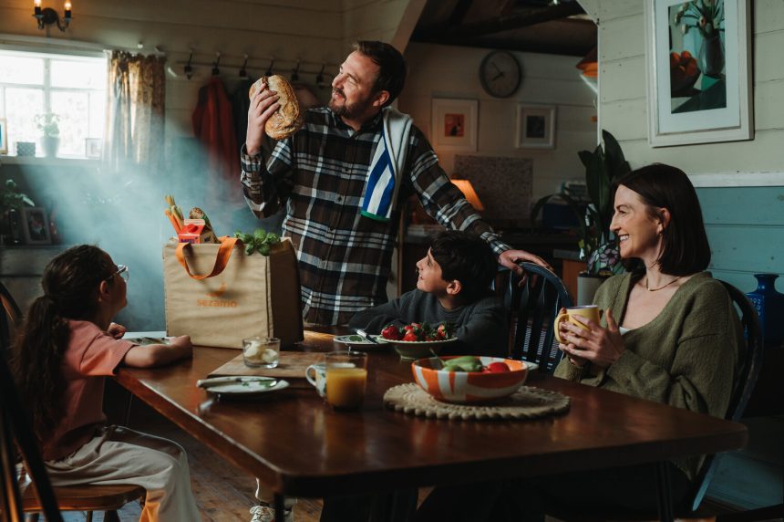 Grupul Rohlik lansează campania nouă „Magia este în fiecare coș” – arătând cum cumpărăturile alimentare se pot simți ca ceva magic