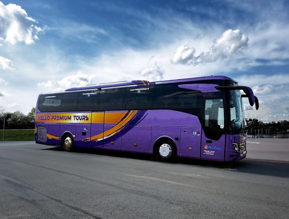 Investiții majore pentru confortul turiștilor: Hello Holidays ridică standardele cu autocare de ultimă generație și un sediu nou