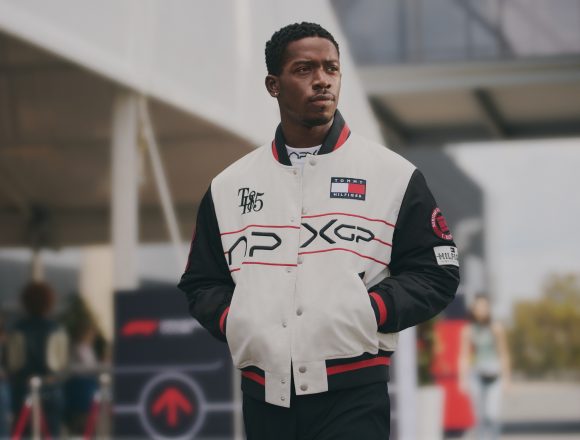 F1 COLLECTION_LOOK3_PADDOCK WALK_39L_300dpi TOMMY HILFIGER COLABOREAZĂ CU F1 ® FILMUL PENTRU COLECȚIA APXGP