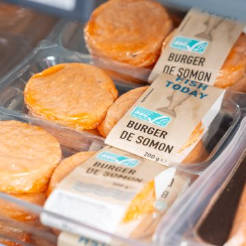 Inovație pe piața alimentelor: Lidl România testează introducerea în sortimentul de produse a primului burger cu somon proaspăt disponibil pe piață
