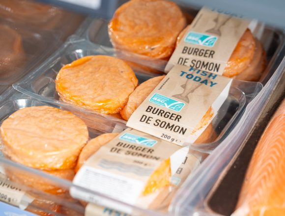 Inovație pe piața alimentelor: Lidl România testează introducerea în sortimentul de produse a primului burger cu somon proaspăt disponibil pe piață