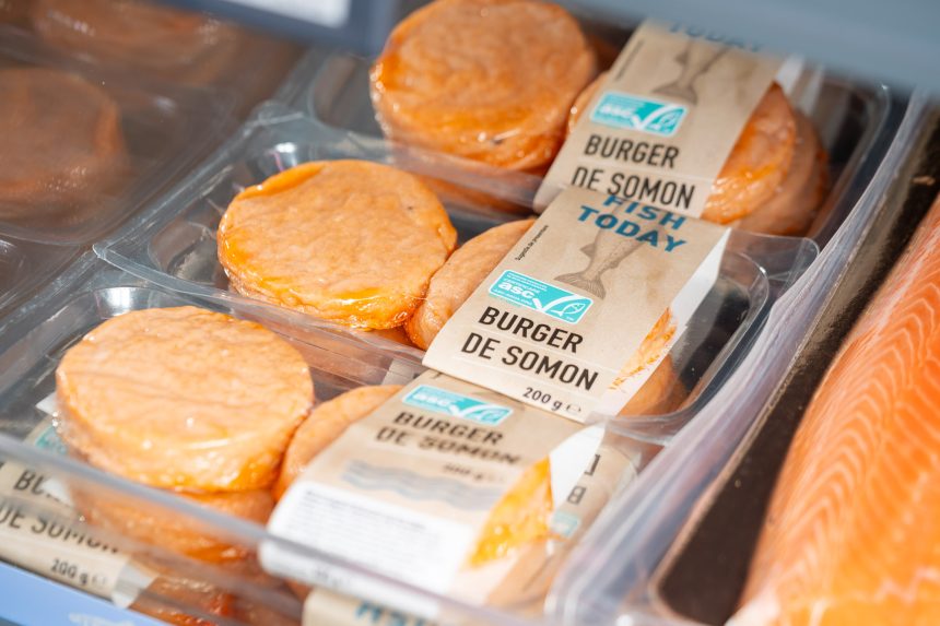 Inovație pe piața alimentelor: Lidl România testează introducerea în sortimentul de produse a primului burger cu somon proaspăt disponibil pe piață