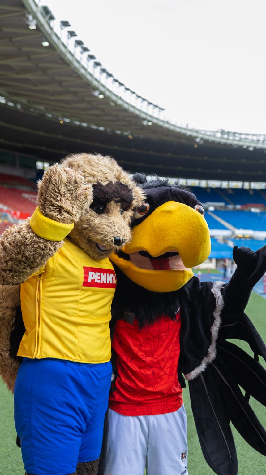 PENNY susține fotbalul românesc și în deplasare: RONNY și mascota Austriei au adus bucurie în Fan Zone-ul Federației Române de Fotbal din Viena