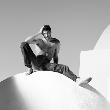 Calvin Klein dă startul verii cu Cooper Koch în elementele esențiale pentru vreme caldă