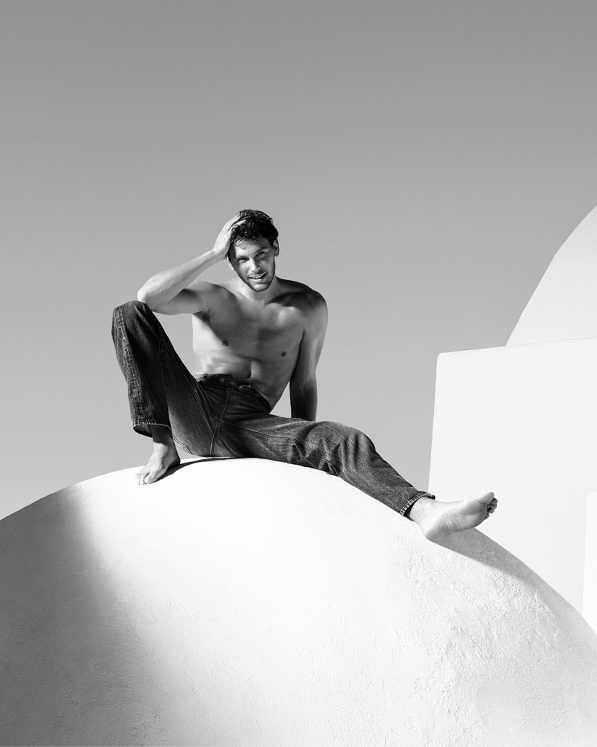 Calvin Klein dă startul verii cu Cooper Koch în elementele esențiale pentru vreme caldă