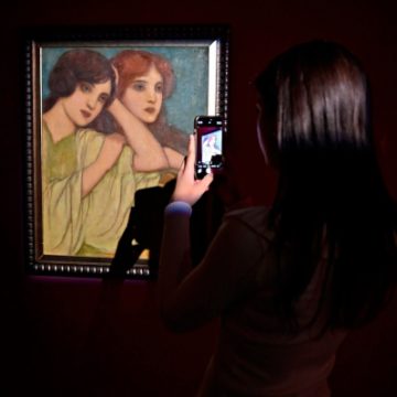 Art Safari lansează #SăptămânaFărăTelefoane – un manifest pentru deconectarea de la ecrane și reconectarea cu arta în timpul vizitelor în expoziții