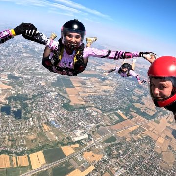 Zeci de parașutiste, același cer – „Girls Can Fly!” celebrează excelența feminină în skydiving