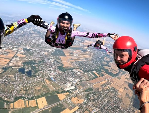 salt belly_arhiva tnt brothers_1 Zeci de parașutiste, același cer – „Girls Can Fly!” celebrează excelența feminină în skydiving
