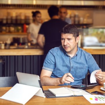 Mature,Ne,Small,Business,Owner,Calculating,Restaurant,Financial,Bill,Taxes Sondaj: Micii antreprenori din România, sufocați de taxe. 60% spun că sunt puternic afectați și iau măsuri dure de reducere a costurilor