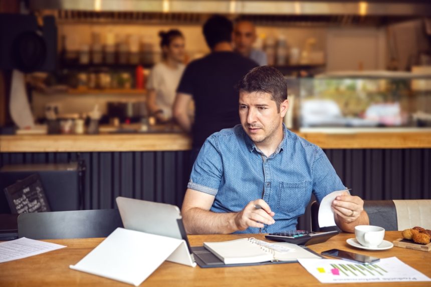 Mature,Ne,Small,Business,Owner,Calculating,Restaurant,Financial,Bill,Taxes Sondaj: Micii antreprenori din România, sufocați de taxe. 60% spun că sunt puternic afectați și iau măsuri dure de reducere a costurilor