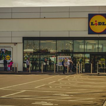 Prețuri mici în continuare la raft: Lidl acoperă creșterea TVA-ului, pentru o selecție de produse de bază în luna august