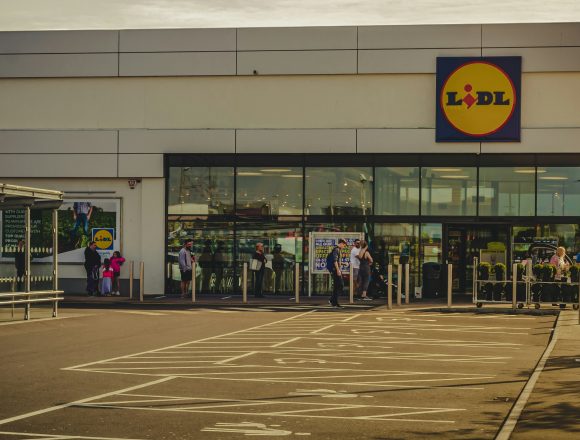 Prețuri mici în continuare la raft: Lidl acoperă creșterea TVA-ului, pentru o selecție de produse de bază în luna august