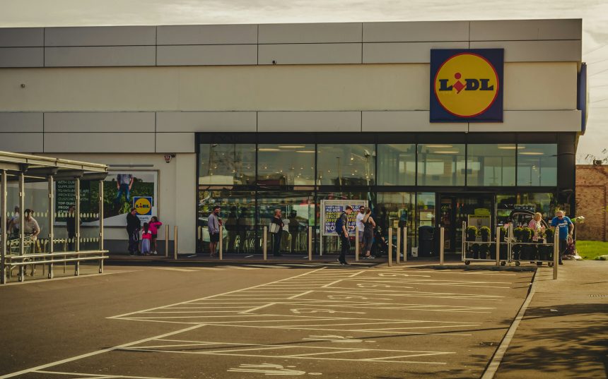 Prețuri mici în continuare la raft: Lidl acoperă creșterea TVA-ului, pentru o selecție de produse de bază în luna august