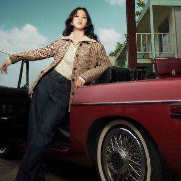 TOMMY HILFIGER ADUCE STILUL PREP PE PISTA DE CURSE ÎN CAMPANIA DE TOAMNĂ 2025, CU JISOO ÎN ROLUL PRINCIPAL LA „THE HILFIGER RACING CLUB”