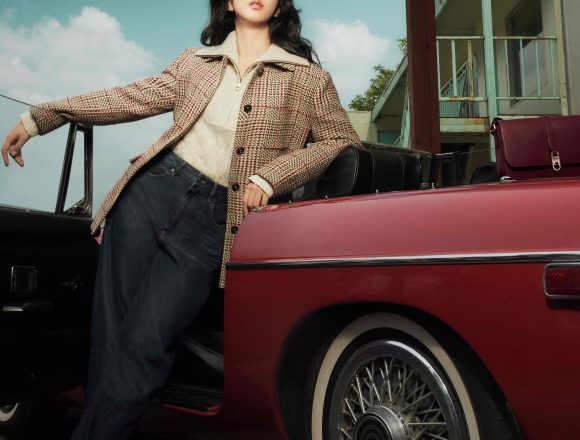 TOMMY HILFIGER ADUCE STILUL PREP PE PISTA DE CURSE ÎN CAMPANIA DE TOAMNĂ 2025, CU JISOO ÎN ROLUL PRINCIPAL LA „THE HILFIGER RACING CLUB”