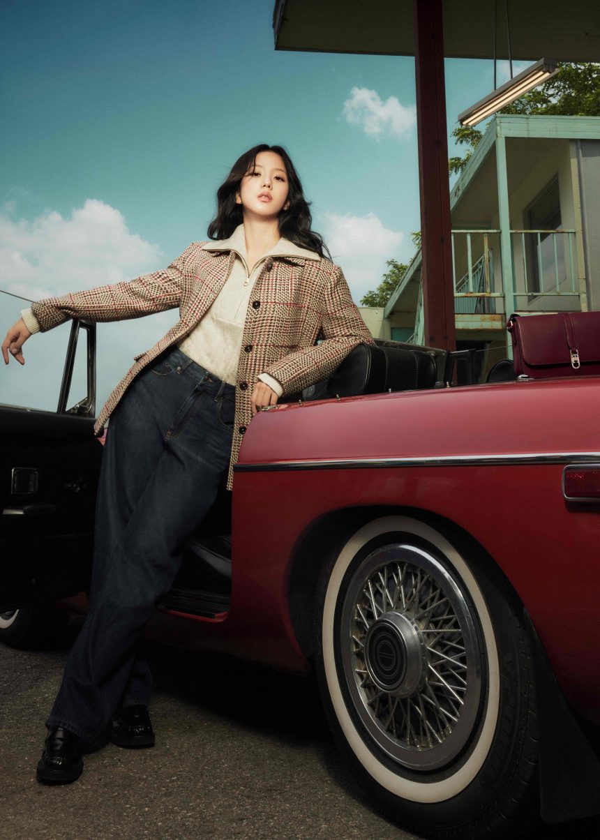 FA25 - JISOO - CHECK LADY JACKET TOMMY HILFIGER ADUCE STILUL PREP PE PISTA DE CURSE ÎN CAMPANIA DE TOAMNĂ 2025, CU JISOO ÎN ROLUL PRINCIPAL LA „THE HILFIGER RACING CLUB”