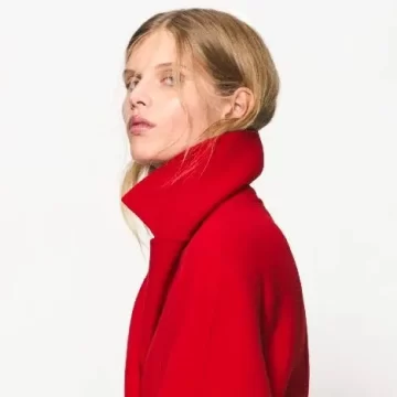 COS deschide sezonul de iarnă cu o colecție care celebrează volumele, contrastul materialelor și eleganța atemporală