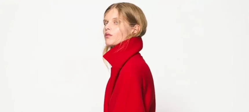 COS deschide sezonul de iarnă cu o colecție care celebrează volumele, contrastul materialelor și eleganța atemporală