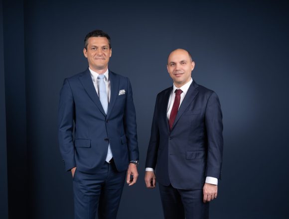 Cristian-Pirvulescu-Radu-Brasoveanu-scaled ENEVO Group își consolidează poziția de lider EPC în energie regenerabilă prin construcția centralei fotovoltaice Ogrezeni (761 MWp)