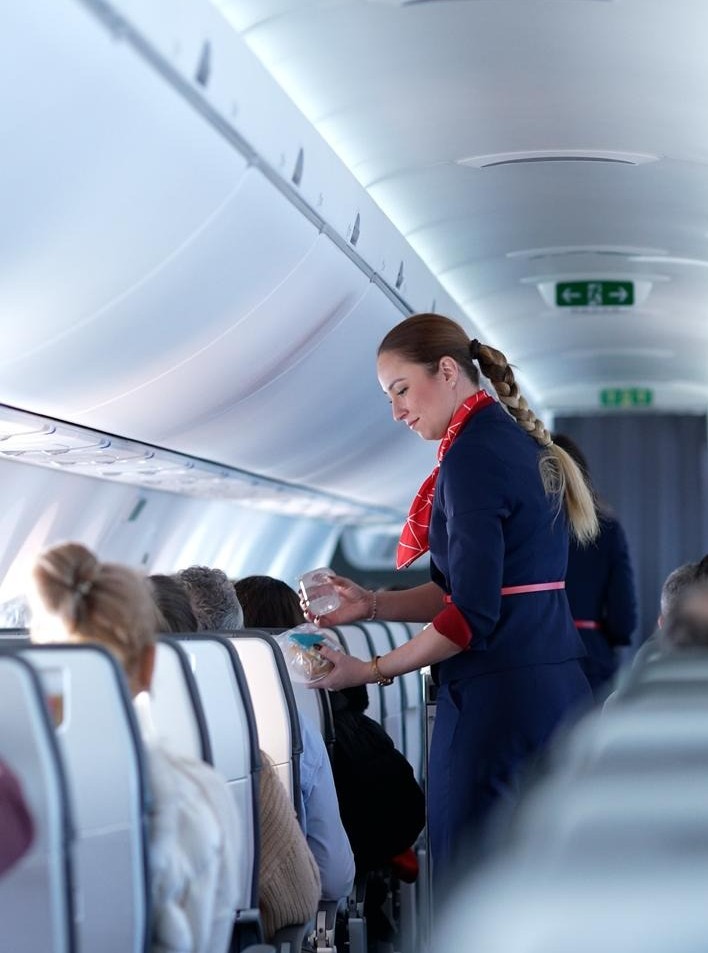 Servire bord AnimaWings AnimaWings ridică standardul pe zborurile domestice. Meniu rece inclus în bilet pentru toţi pasagerii