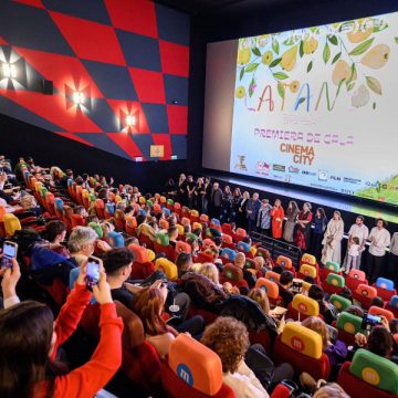 Filmul „CATANE”, comedia multipremiată regizată de Ioana Mischie, ajunge oficial în cinematografele din 45 de orașe din România – de neratat!