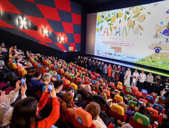 catane-premiera Filmul „CATANE”, comedia multipremiată regizată de Ioana Mischie, ajunge oficial în cinematografele din 45 de orașe din România – de neratat!