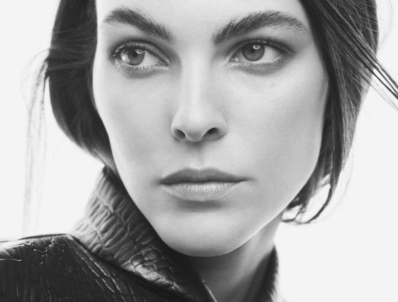 COS_SS26 CAMPAIGN_VITTORIA_CERETTI_10 COS DEZVĂLUIE CAMPANIA PRIMĂVARĂ-VARĂ 2026 AVÂNDU-L PE ALEXANDER SKARSGÅRD, PARK GYUYOUNG, VITTORIA CERETTI ȘI TAEMIN PARK ÎN ROLURILE PRINCIPALE