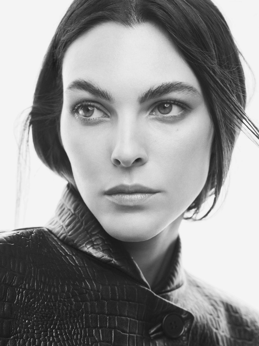 COS DEZVĂLUIE CAMPANIA PRIMĂVARĂ-VARĂ 2026 AVÂNDU-L PE ALEXANDER SKARSGÅRD, PARK GYUYOUNG, VITTORIA CERETTI ȘI TAEMIN PARK ÎN ROLURILE PRINCIPALE