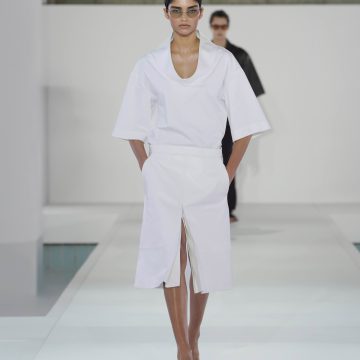 O REVENIRE CINEMATOGRAFICĂ PE PODIUM: COS PREZINTĂ COLECȚIA PRIMĂVARĂ-VARĂ 2026 ÎN CADRUL PRIMULUI SHOW DIN COREEA