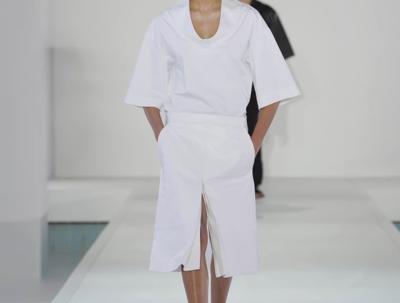 O REVENIRE CINEMATOGRAFICĂ PE PODIUM: COS PREZINTĂ COLECȚIA PRIMĂVARĂ-VARĂ 2026 ÎN CADRUL PRIMULUI SHOW DIN COREEA