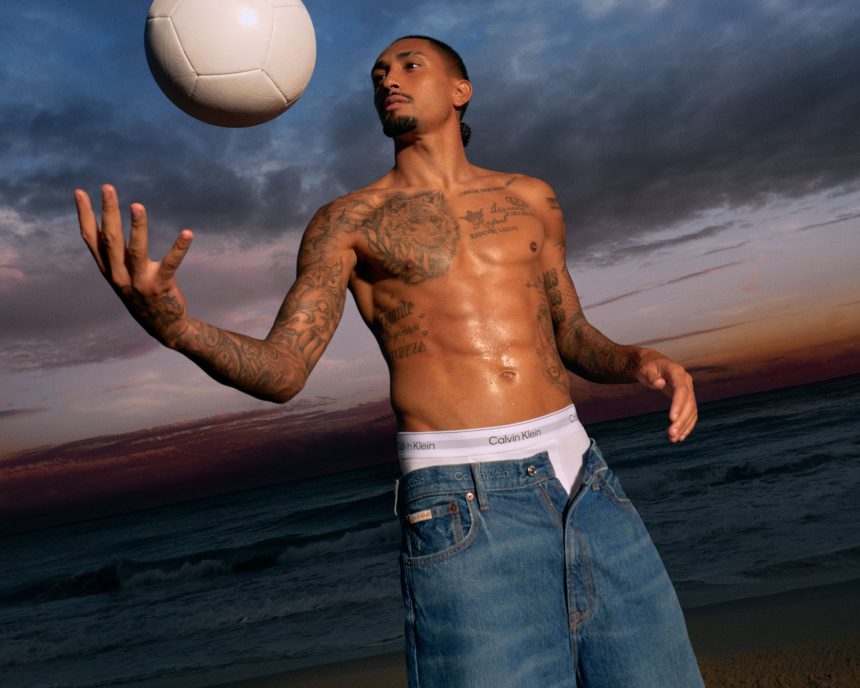 Calvin Klein îl alege pe starul fotbalului Raphinha pentru noua campanie de lenjerie intimă