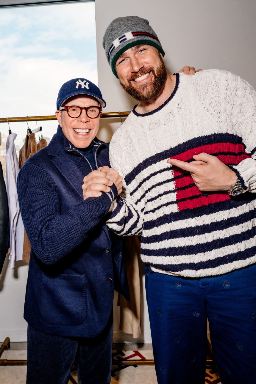 Tommy Hilfiger îl întâmpină pe Travis Kelce, o figură emblematică a fotbalului american, în calitate de ambasador global al brandului și colaborator creativ