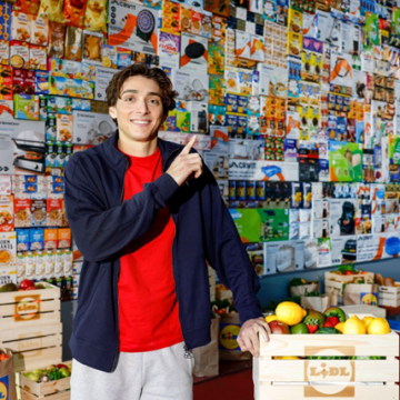 „Săritura Anului”: Armand Duplantis sare peste un zid de 5,5 metri format din produse Lidl