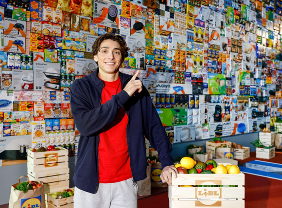 „Săritura Anului”: Armand Duplantis sare peste un zid de 5,5 metri format din produse Lidl