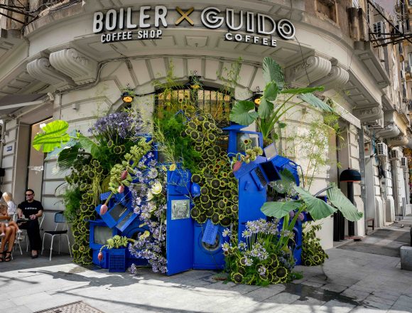 UNDErGrowth: instalația-manifest prin care ENVIRON aduce natura, tehnologia și reciclarea în centrul Bucureștiului