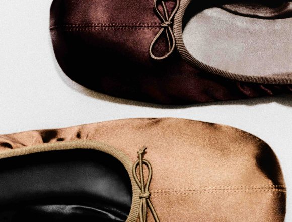 COS_SATIN BALLET FLATS_89 EUR COS INTRODUCE ÎNCĂLȚĂMINTEA DIN SATIN, INSPIRATĂ DIN BALET, ÎN NOI NUANȚE ALE SEZONULUI