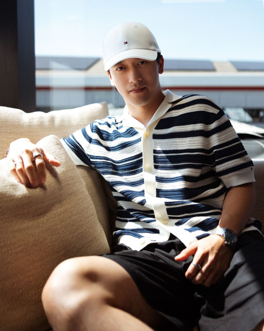 Zhou Guanyu x Tommy Hilfiger TOMMY HILFIGER ÎL PREZINTĂ PE ZHOU GUANYU, PILOT DE REZERVĂ AL ECHIPEI CADILLAC FORMULA 1®, CA AMBASADOR GLOBAL AL BRANDULUI